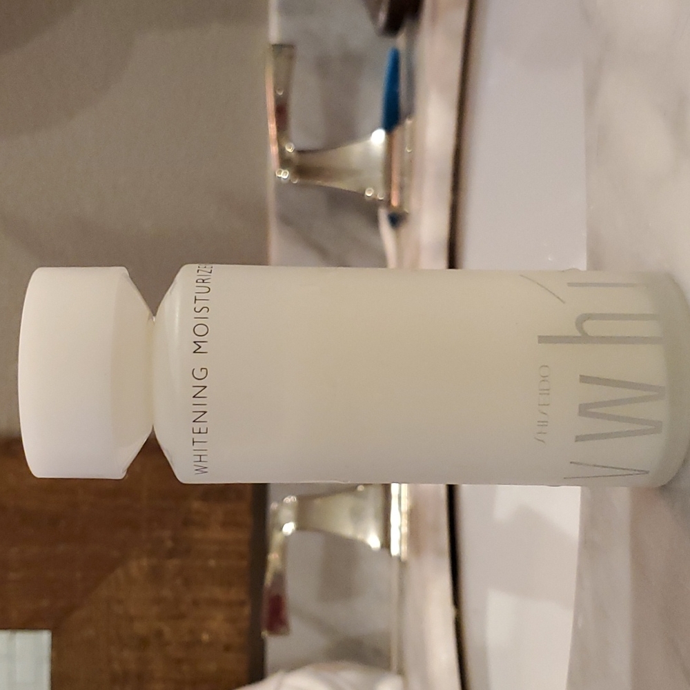 Shiseido Whitening Moisturizer 3/4